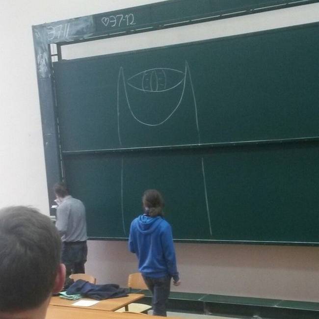 Nem volt kedve figyelni, hogy ki puskázik a dolgozat közben és ki nem, ezért egy magasabb erőhöz fordult.