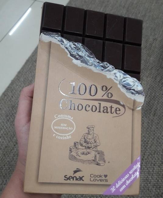 Csokoládé könyvborító.