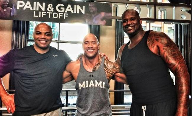 Dwayne Johnson 196 centi magas és 120 kilogramm. Így néz ki két NBA kosárlabdázó között.