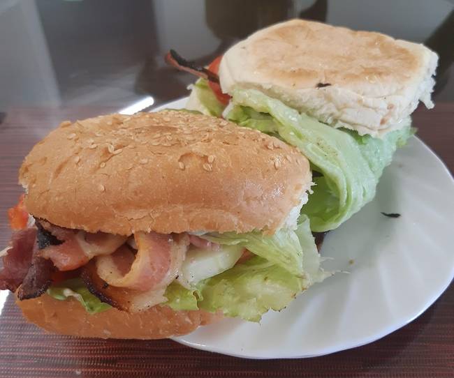 Ha egy saláta levélbe tekerjük a szendvics vagy hamburger belső tartalmát, sosem fog kipogyogni a másik oldalon, miközben esszük.