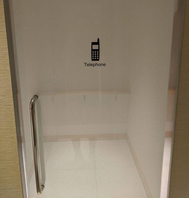Japánban bizonyos nyilvános helyeken külön telefonáló szobákat alakítanak, ki hogy nyugodtan, másokat nem megzavarva tudjanak telefonálni az emberek.