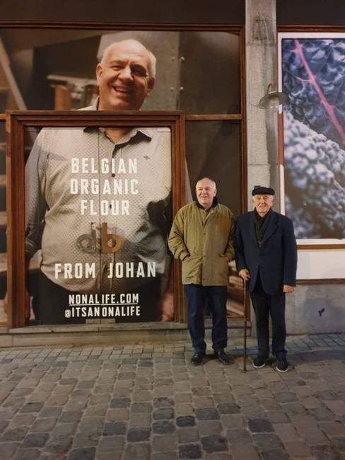 Könnyen össze lehetne téveszteni az óriásplakáton látható férfival.