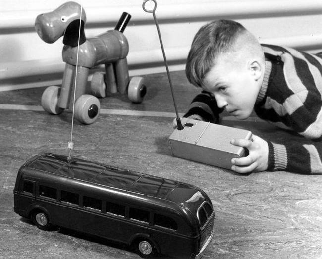 Távirányítós busszal játszó holland kisfiú, 1957-ben.