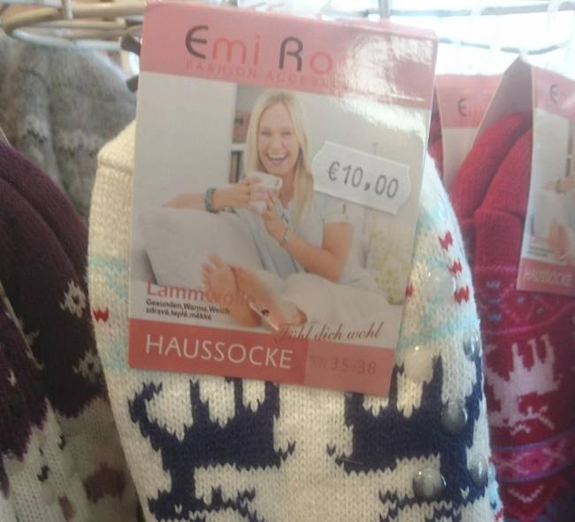 Egy zoknicímke, amin előrelátóan zokni nélküli modell látható.