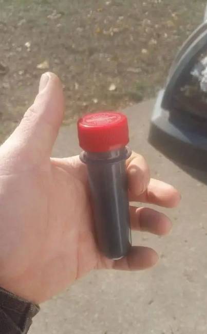 Ez nem kémcső, vagy valamilyen termékminta, hanem egy Coca Colás palack, mielőtt sűrített levegővel kitágítják.