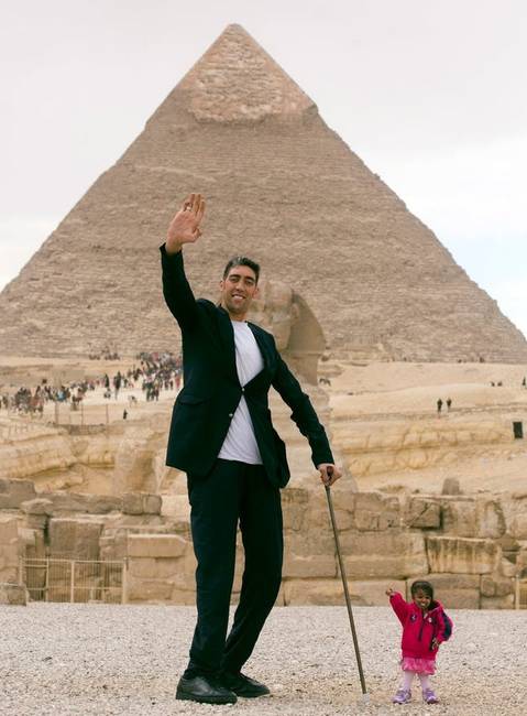A világ legmagasabb férfija és legalacsonyabb nője együtt kirándultak Kairóban.