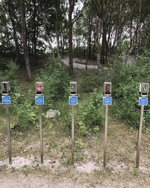 Ezen a tengerparton tájékoztató jellegű oszlopok láthatók a leggyakoribb hulladékokkal, amiket az emberek eldobálnak a strandon. Az oszlopokon az is látható, hogy mennyi időbe telik, amíg az adott szemét elbomlik.