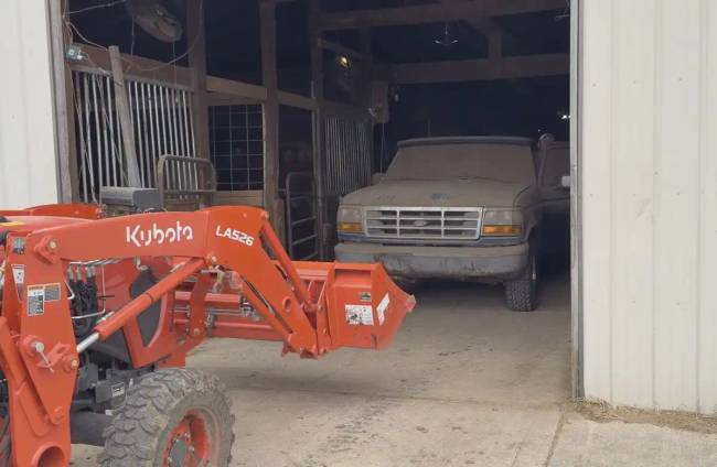 Ez a Ford F-150 1999 óta tétlenül állt: Így néz ki mosás után