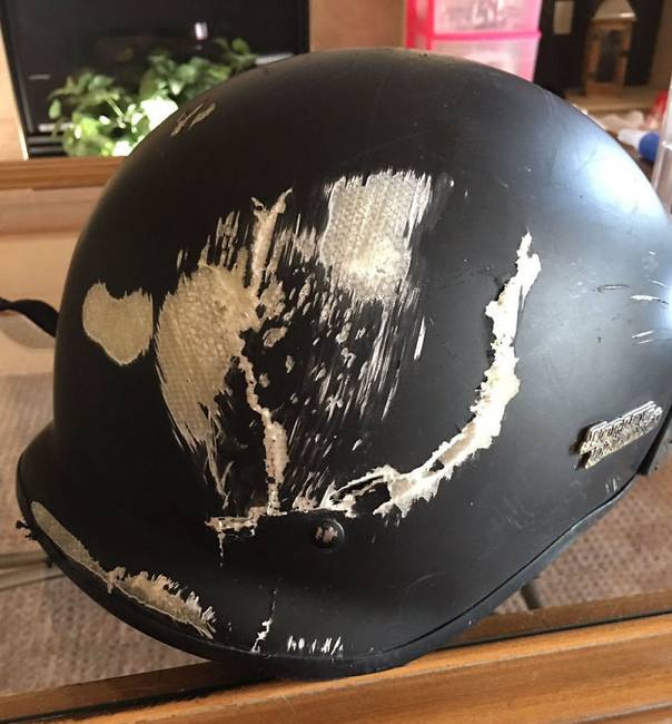Szarvast gázolt a motorjával…a motor teljesen tropára tört, de ha nincs a bukósisak, akkor most valószínűleg ő sem lenne már köztünk.