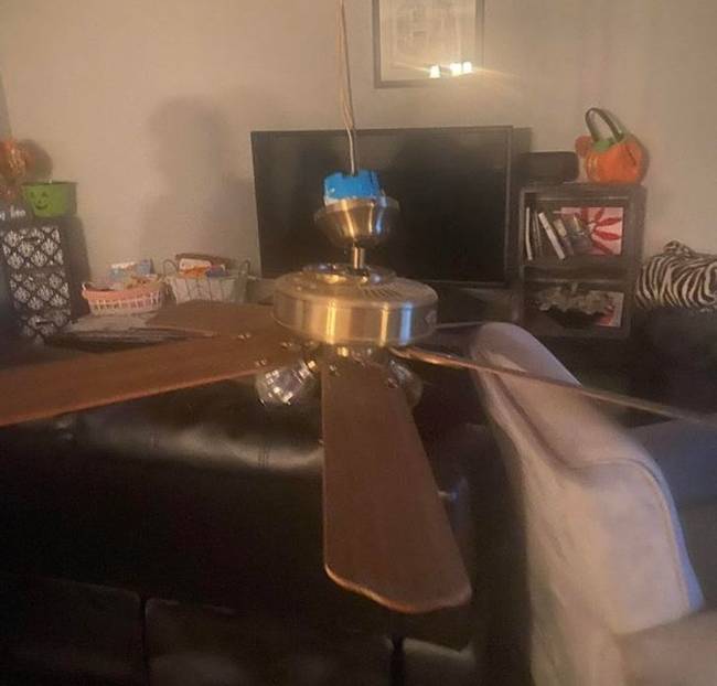 „A ventilátor váratlanul leesett a mennyezetről."