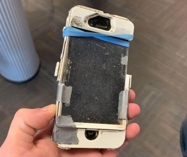 „A férjem és én végre rávettük az apját, hogy vegyen egy új iPhone-t. Kemény csata volt, de most végre nyugdíjba küldhetjük ezt a nagyöreget."
