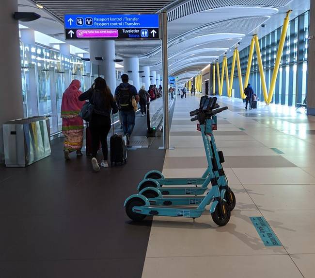 Az isztambuli repülőtér akkora, hogy kis elektromos rollerekkel igyekeznek segíteni a benne történő közlekedést.