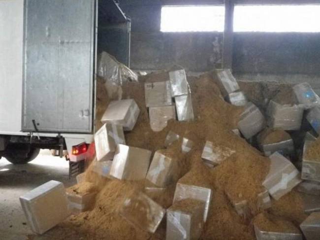 18 rendőrségi fotó, a cigarettacsempészek merészebbnél-merészebb módszereiről
