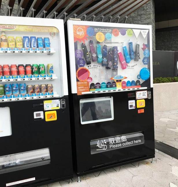 Az utcákon esernyőautomatákkal teszik könnyebbé az emberek életét.