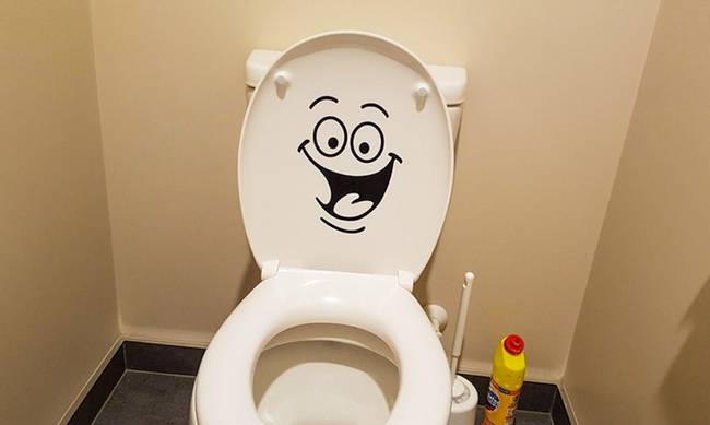 „Anyám kitalálta, hogy feldobja kicsit a WC-nket, hogy 'hangulatosabb' legyen. Azóta székrekedésem és rémálmaim vannak...”