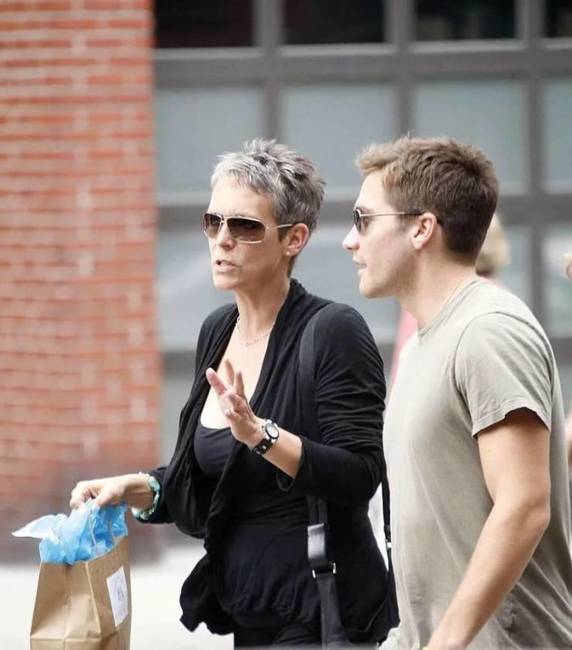 Jake Gyllenhaal keresztanyja Jamie Lee Curtis. Jake Gyllenhaal pedig az elhunyt Heath Ledger lányának keresztapja.