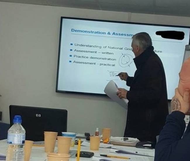 „A férfi, aki a továbbképzést tartotta nekünk épp most kezdte el alkoholos filccel összefirkálni a főnököm 60 colos Samsung tévéjét."