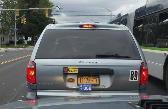 „Néma riasztó" egy taxi hátulján, ami arra kéri a többi utast, hogyha világít a vészjelző lámpa, akkor hívják a rendőrséget.