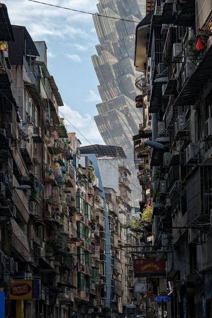 A kínai Makaó város utcaképe, a háttérben a Grand Lisboa felhőkarcolóval, ami egyszerre lenyűgöző és ijesztő is egyben.