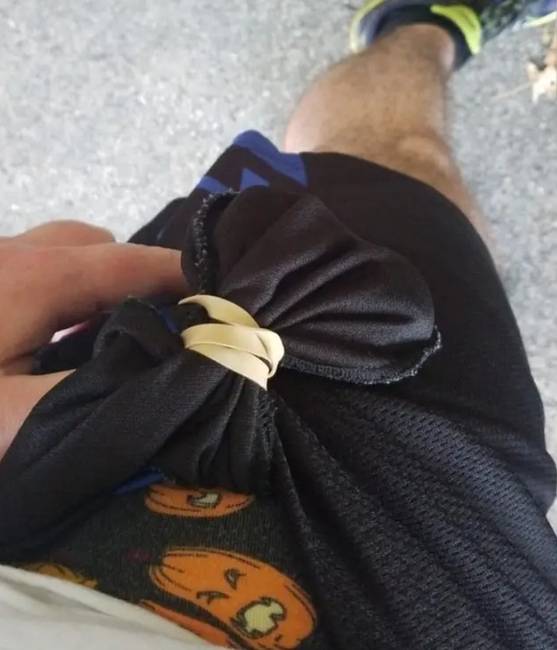 Ha futni megyünk és nem cipzáros a nadrágunk zsebe, egy befőttes gumi is megteszi.