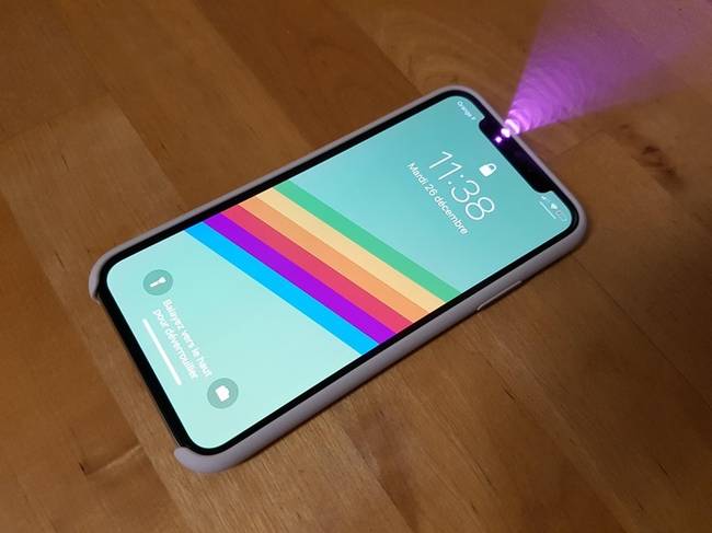 Az iPhone X FaceID-je láthatóvá válik, ha egy másik telefonnal csinálunk róla képet.