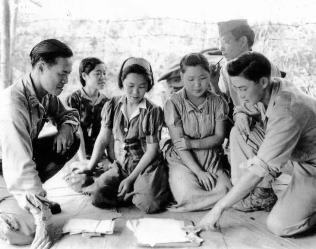 Koreai nők, akiket az amerikai hadsereg szabadított fel 1944-ben egy burmai vigaszállomásról.