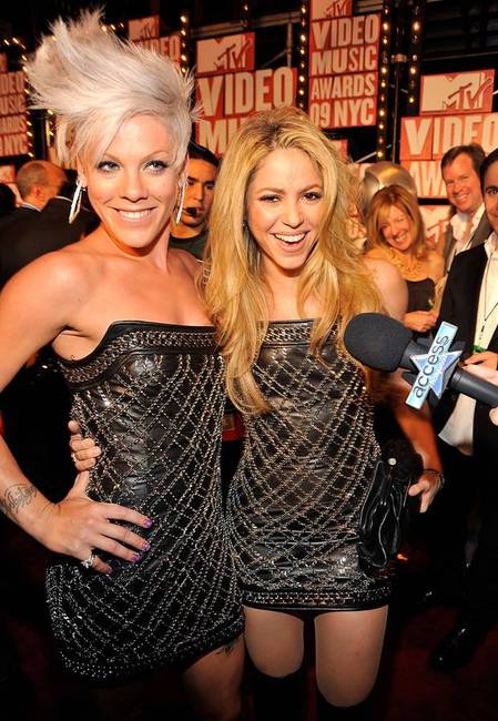 Pink és Shakira véletlenül összeöltözött az MTV Music Awards gálán - de nem jöttek zavarba.