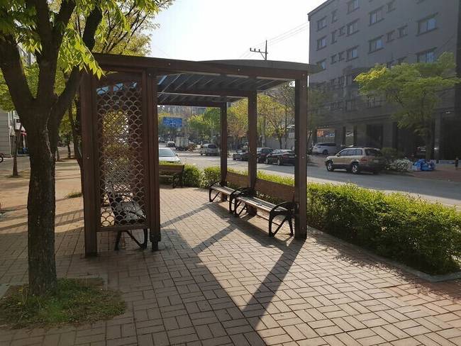 Anszan városában 500 méterenként ilyen "pihenő szigetek" vannak a gyalogosok számára.