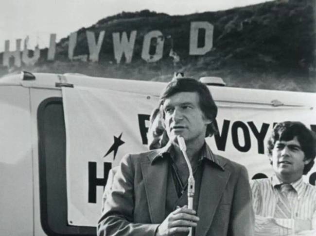 Hugh Hefner, amerikai kiadó, a Playboy magazin alapítója és főszerkesztője.