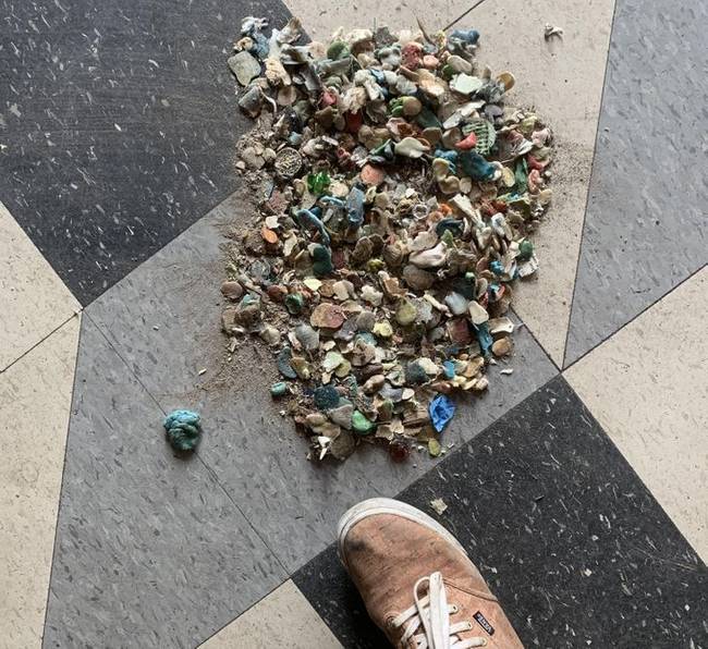 „Ennyi rágógumit szedtünk le az asztalok aljáról a bárban, ahol dolgozom."