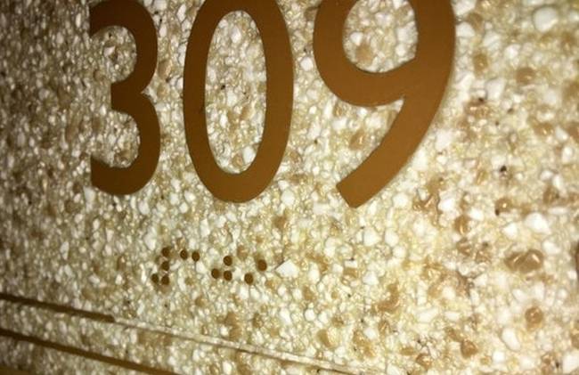 Hiánypótló Braille-írás egy egyébként is egyenetlen felületen.