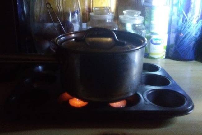 Ha nincs áram vagy gáz, akkor felmelegítheted az ételt néhány mécses és egy fém muffinforma segítségével.