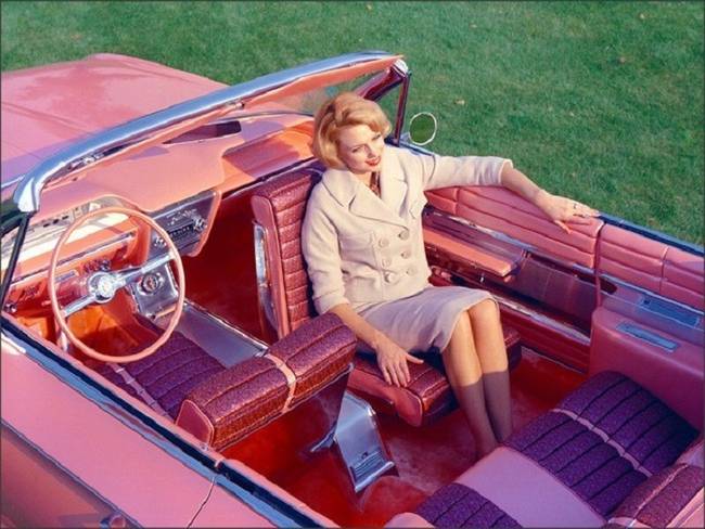 180 fokban elfordítható anyósüléssel felszerelt Buick Electra 225-ös, hogy az utasok jobban kommunikálhassanak egymással.