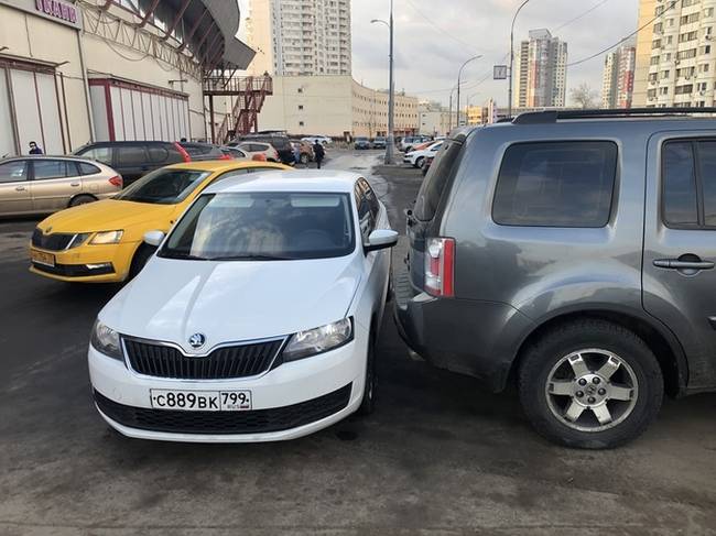 „Valaki olyan szorosan mögém parkolt, hogy meg se tudok mozdulni, és még egy telefonszámot se hagyott, amin felhívhatnám. 15 perce állok és várok...”