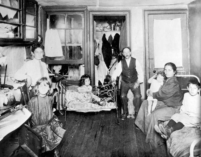 Egyszobás lakásban élő család egy new yorki nyomornegyedben, 1890-ben.