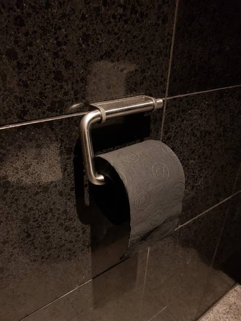 „A szállodámban fekete színű a WC-papír."
