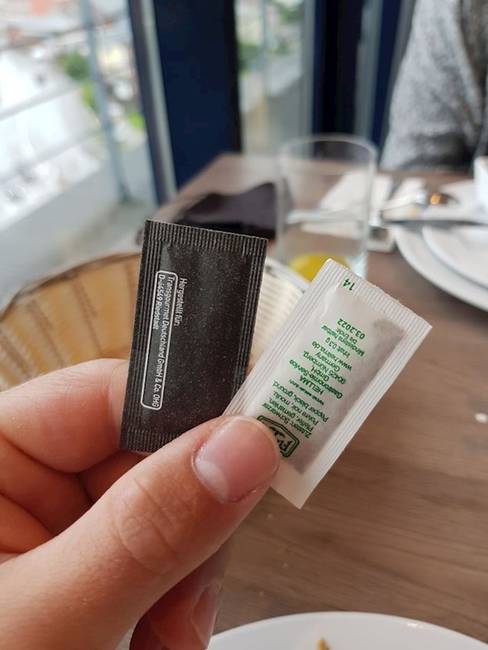 Ez az étterem nyilvánvalóan szereti összezavarni a vendégeket: a fehér tasakban bors van, a feketében pedig só.
