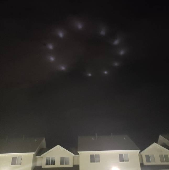 Ennek a kaszinónak az égbe nyúló reflektorfényei éppen olyanok, mintha egy idegen űrhajó lenne az égen.
