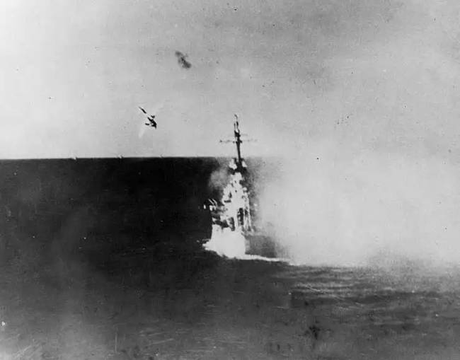 Kamikaze támadja az amerikai „Columbia” cirkálót. 1945. január.