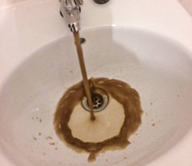 „Most költöztem az új házamba, ahol olyan régóta voltak elzárva a csapok, hogy most több ezer liter rozsdás vizet kell kifolyatnom, amíg a normálisra várok."