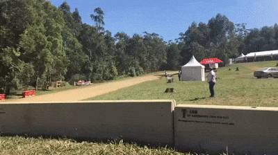 Így veszi be a kanyart egy rally autó.