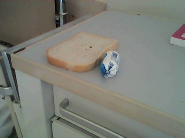 1 szelet kenyér és natúr krémsajt, asztalon szervírozva.