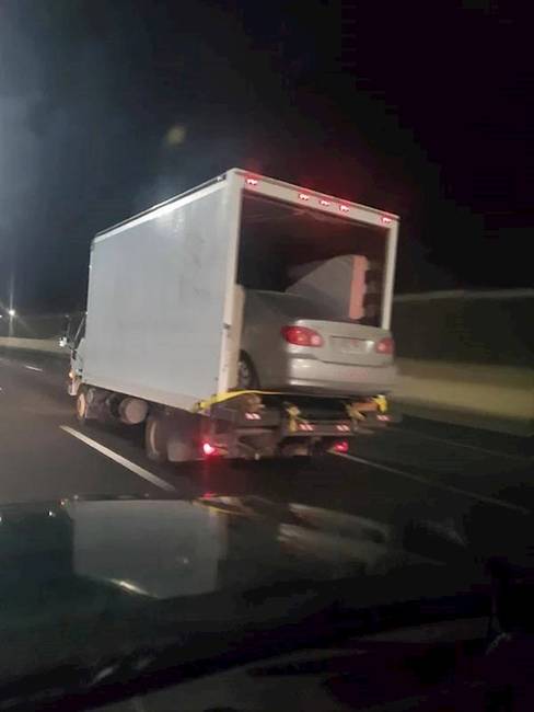 Nem ez a legbiztonságosabb módja egy autó szállításának.