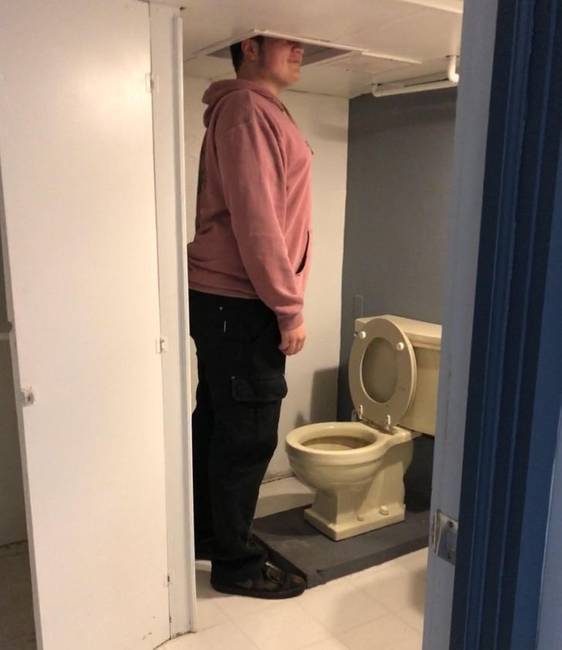 „Ez a mellékhelyiség apám új házában. A magasságom 185 cm. A mennyezet olyan alacsony, hogy egy lyukat kellett csinálni bele, hogy állva is lehessen használni a WC-t."