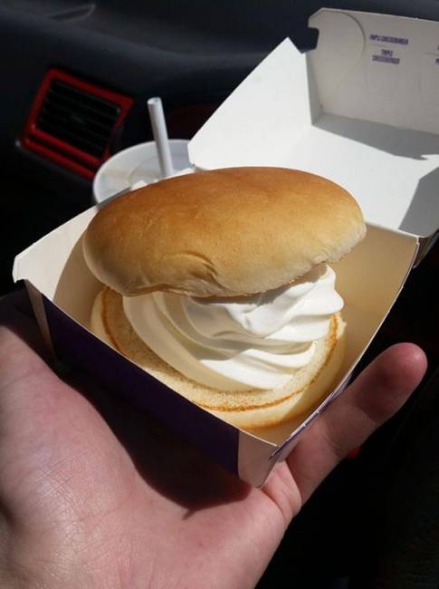 Jégkrémet és hamburgert kértem a mekiben... gondolom nem hallotta közte a pincér az "és" szót." 😁