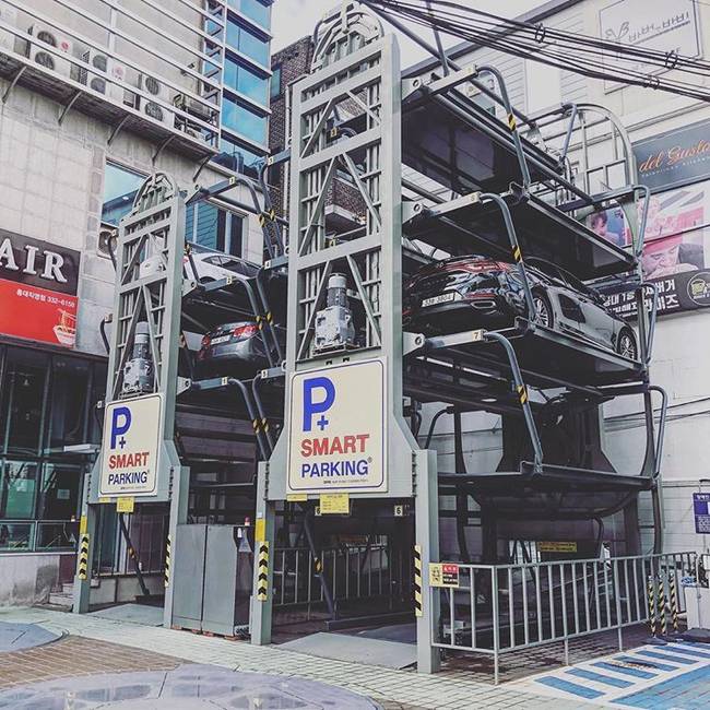 A helytakarékosság miatt a koreaiak vertikális parkolókat használnak.