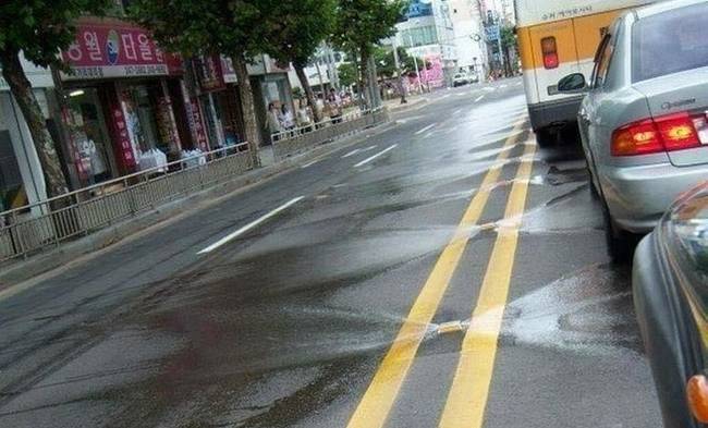 Dél-Koreában az utakat automatikus tisztítórendszerrel látják el.