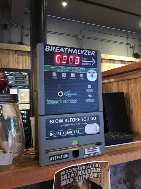Egy étterem, ahol a vendégek egy alkoholteszter-automatán ellenőrizhetik, hogy alkalmasak-e a gépjármű vezetésre.