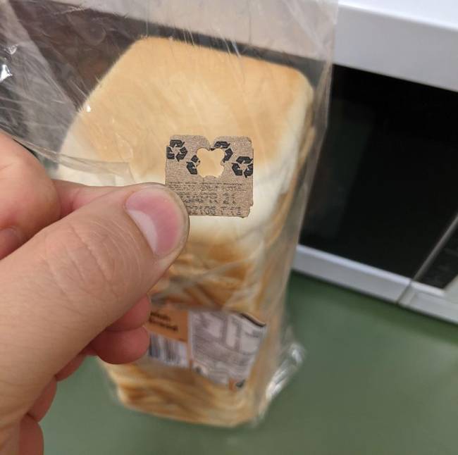 Az ausztrál boltokban a kenyércsomagolások ilyen kartoncsattal vannak lezárva, nem műanyag csattal.