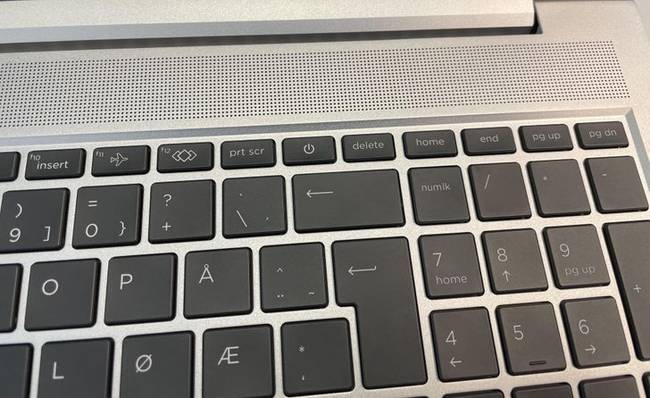 „Most vettem egy új, 2000 dolláros laptopot. Figyeld, hova tették a ki- és bekapcsológombot."
